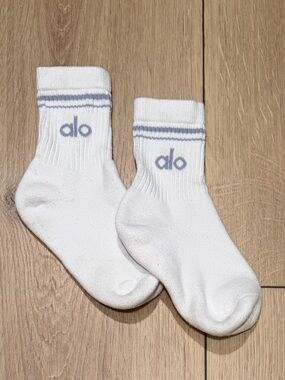 Alo Unisex Half-Crew Throwback Sock in White/Winter Frost (S)